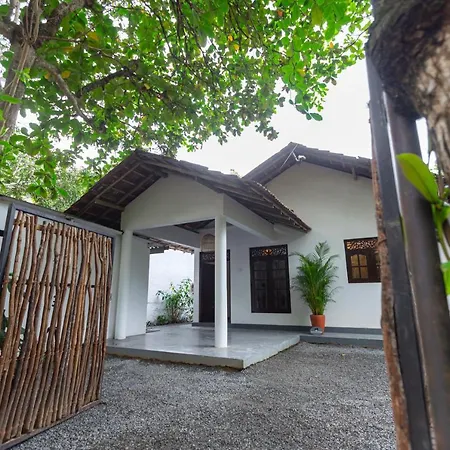Coconut Cottage - Hiriketiya Beach Dickwella Exterior photo
